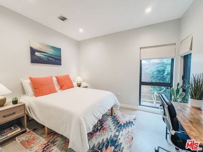 Building Photo - 3836 1/2 Seneca Avenue Unit