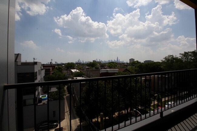 Building Photo - 1554 N Talman Ave