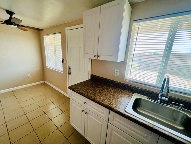 Building Photo - 411