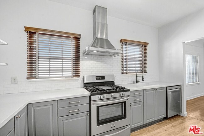 Building Photo - 1357 Cloverdale Ave