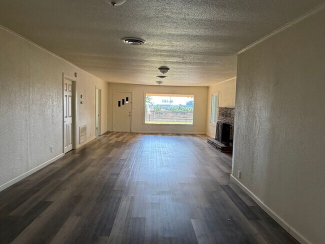 Building Photo - Updated Country Home with Shop!!