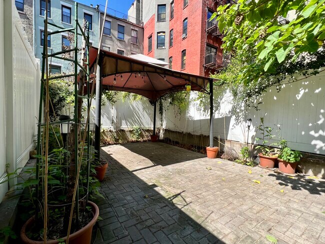 Building Photo - 162 W 120th St
