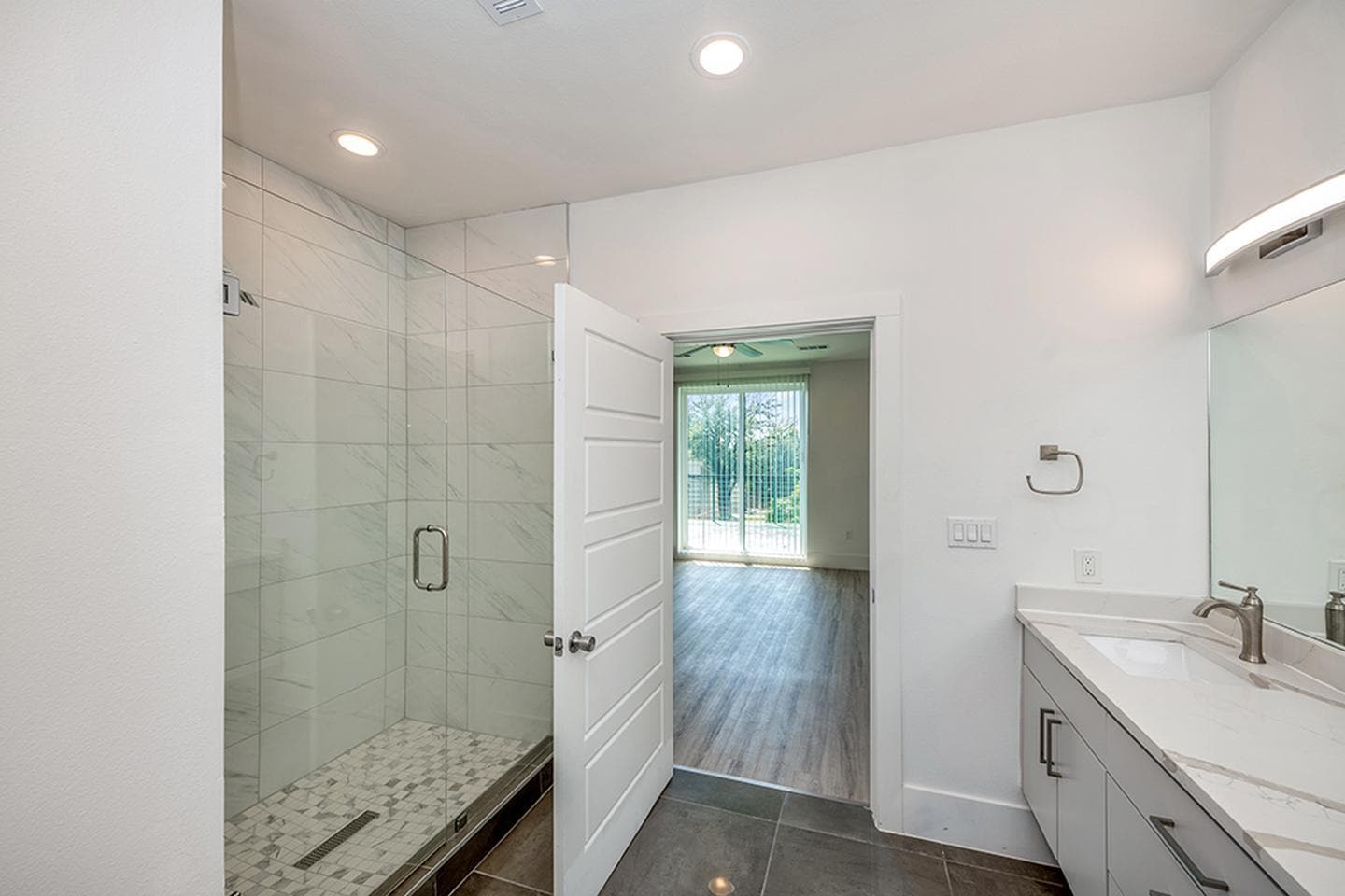 Building Photo - Modern Munger Place townhome with city sky...