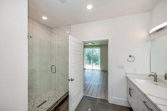 Building Photo - Modern Munger Place townhome with city skyline views