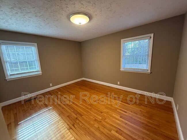 Building Photo - 201 Wandering Ln