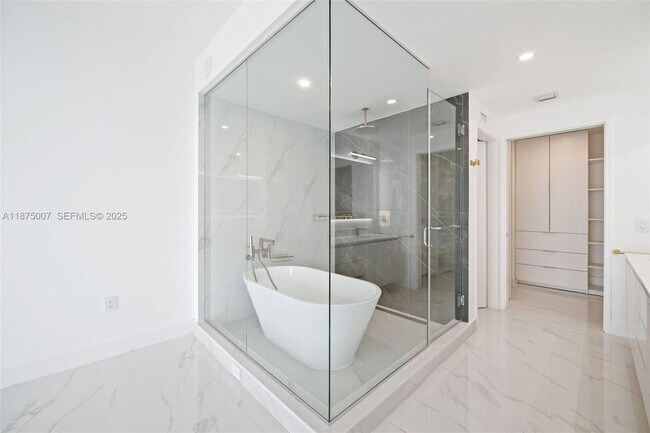 Building Photo - 700 NE 24th St