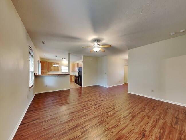 Building Photo - 3 bed 2 bath in Avon with privacy fence an...