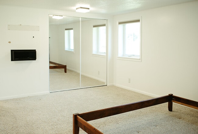 Building Photo - 239 Wilderness Dr