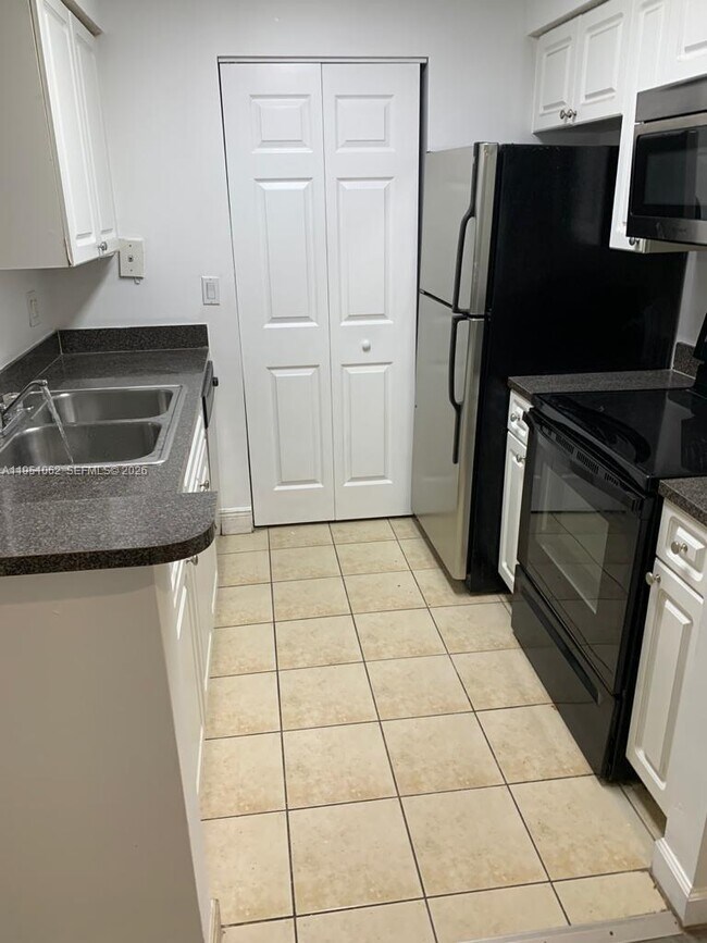 Building Photo - 1235 SW 46th Ave