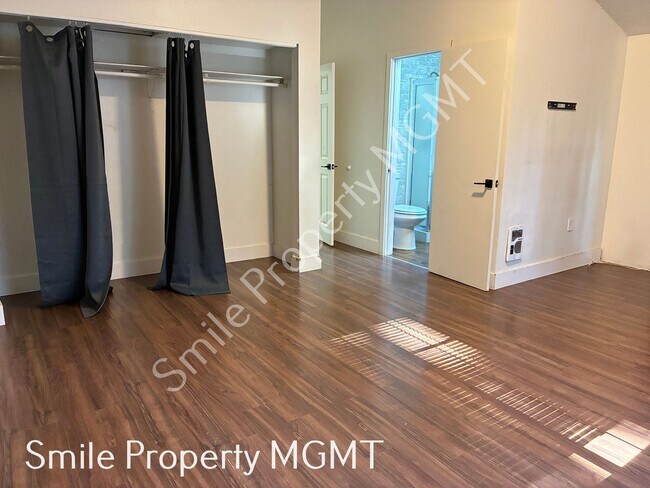 Building Photo - Comfortable Southeast Portland Living with Private Fenced Yards