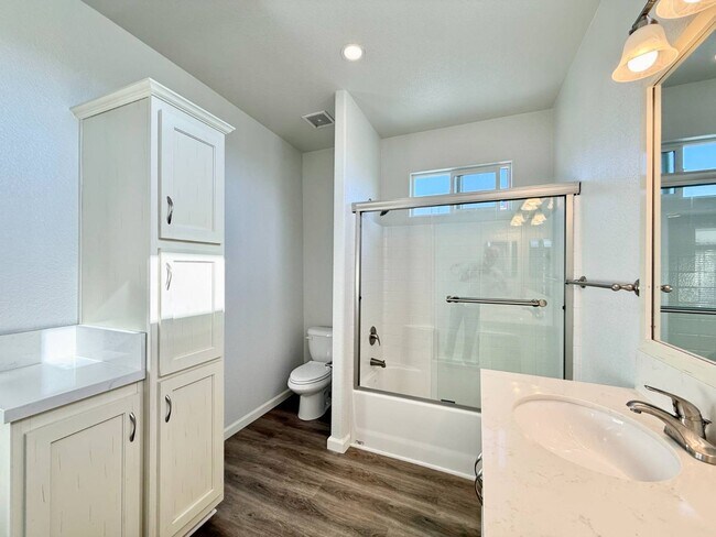 Building Photo - 80 Huntington St