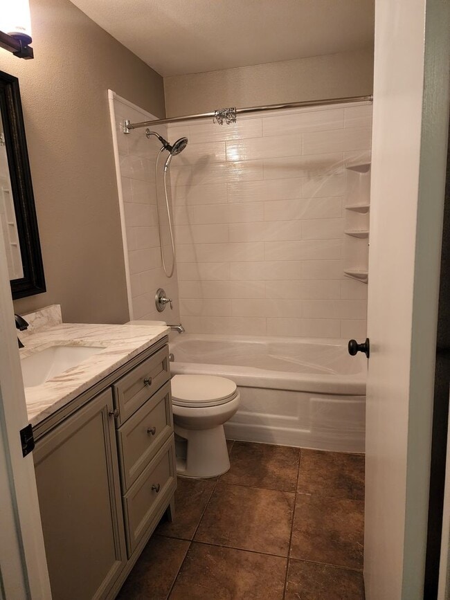 Building Photo - Eastlake Gem