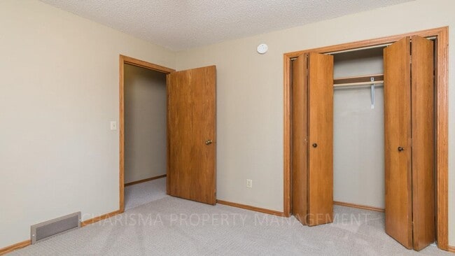 Building Photo - MULTI-LEVEL 3 BD, 2 BA HOUSE WITH FENCED IN YARD, DOUBLE ATTACHED GARAGE, SHED, MURPHY BED, 3 FAM...