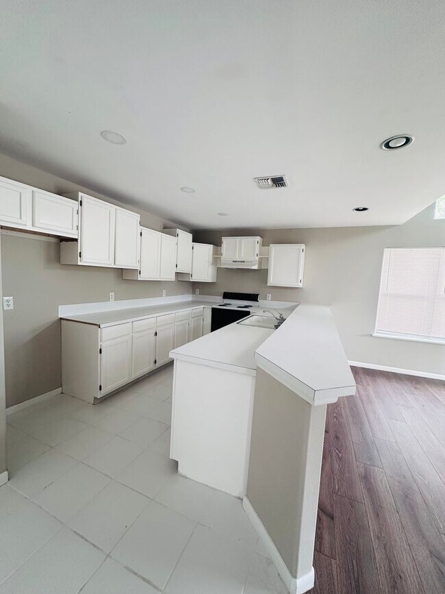 Building Photo - For Lease 3 Bed | 2 Bath | Open Concept | Vaulted Ceilings | 2-Car Garage| Corpus Christi