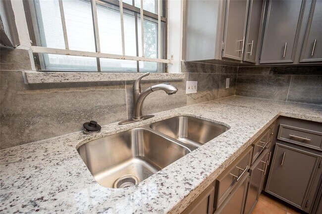 Building Photo - 15319 Paseo Del Rey Dr
