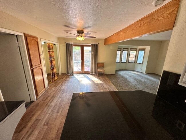 Building Photo - Single level home w/ 3Bd and 2 Ba! Availab...
