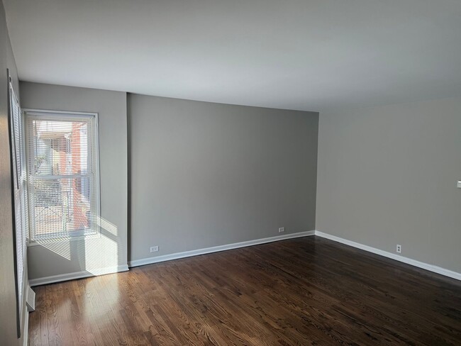 Building Photo - Albany Park 2 Bedroom 1 1/2 Bath 2 Story T...