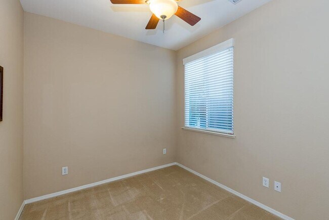 Building Photo - Updated North Clovis 3/2