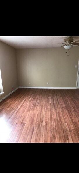 Living room - 5055 Ridglea Ln
