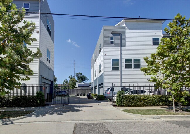 Building Photo - 1909 Maury St
