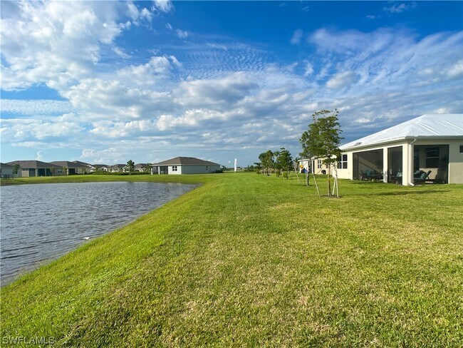 Building Photo - 715 Heather Lk Ave