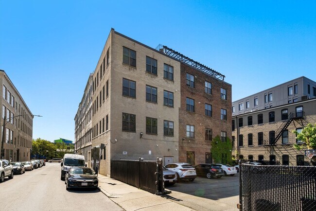 Building Photo - 10 Williams St