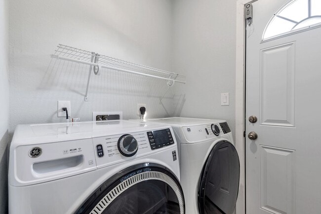 Building Photo - Huge house remodeled and close to ASU.  Pool and Turf in the yard