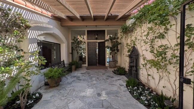 Building Photo - 40480 Vía Entrada