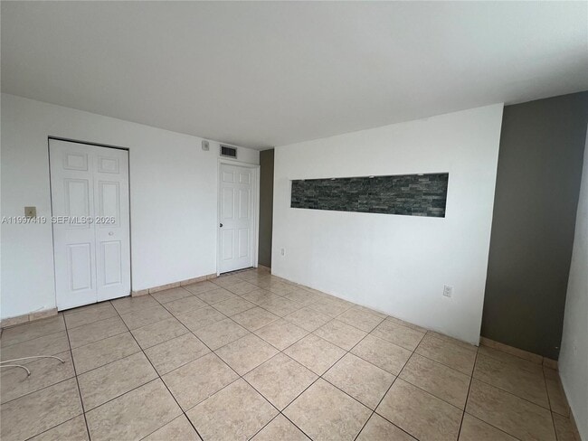 Building Photo - 7125 Bay Dr