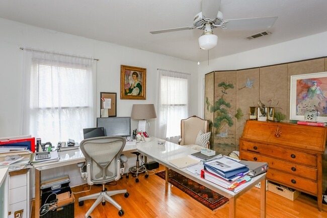 Building Photo - 1740 Banks St