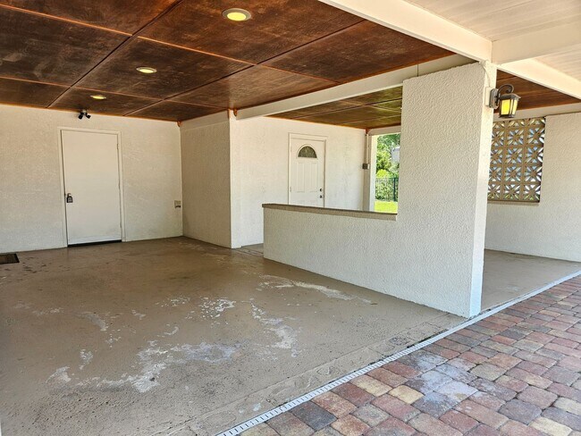 Building Photo - Venice Island – North of Venice Ave - Annual Single Family Home– Minutes from Venice Beach, Mains...