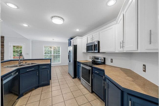 Building Photo - 3 Bedroom 3 Bath Pet Friendly Home For Ren...
