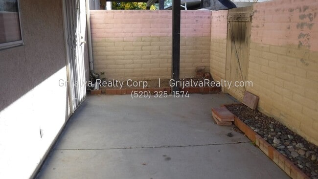 Building Photo - Cute 2 Bedroom, 2 Bath Townhome  (Speedway...