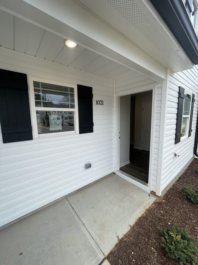 Building Photo - 3 bd 2.5 ba townhome