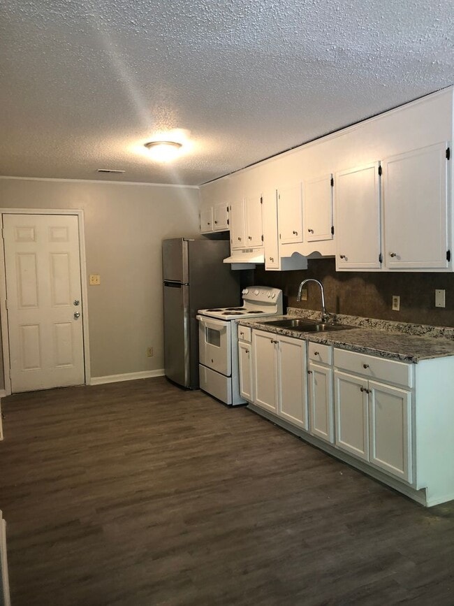 Building Photo - MOVE-IN READY!