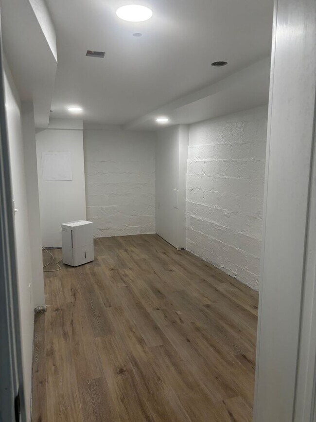 Building Photo - 2 Bedroom 1.5 Bath  house available now!