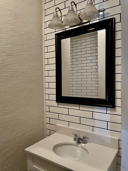 Building Photo - 672 Middle Ave