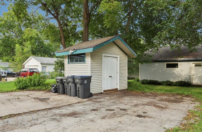 Building Photo - Beautiful 2 Bedroom Lower Duplex Waukesha