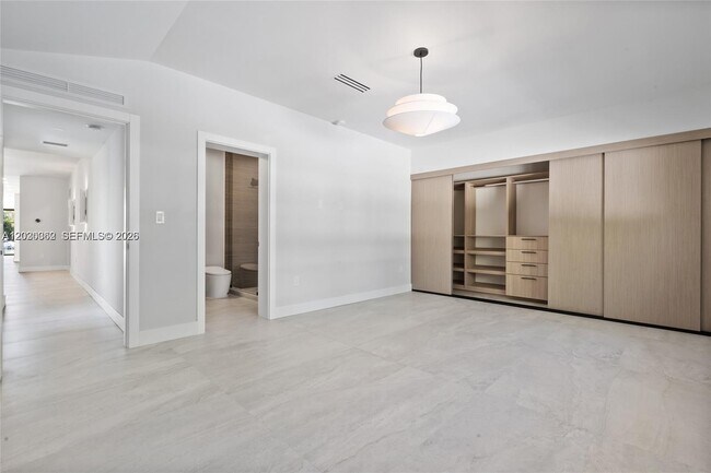 Building Photo - 550 S Shore Dr