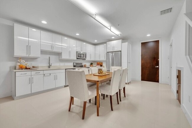 Building Photo - 438 W Swoope Ave