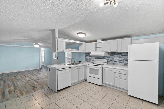 Building Photo - Peaceful Coastal Living Close to the Beach!