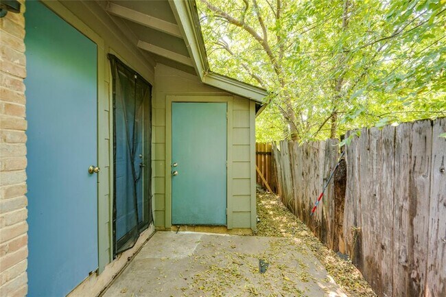 Building Photo - 838 N Meadows Dr