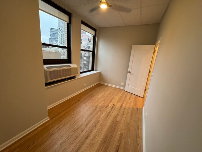 Building Photo - 600 S Dearborn St