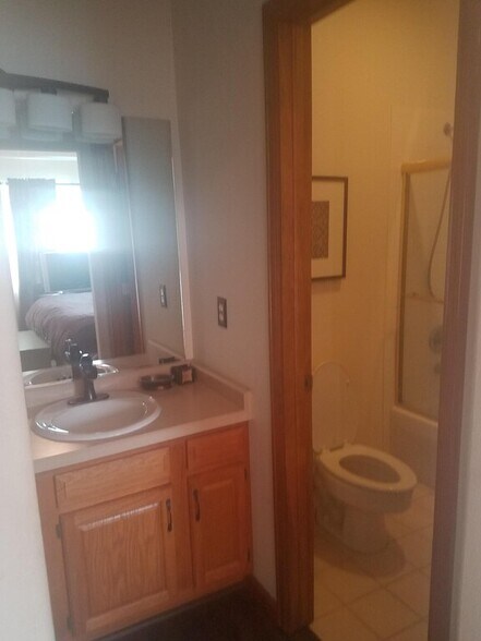 1st floor master bath - 103 Morningstar Cir