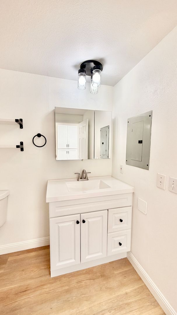 Building Photo - Beautiful Remodeled Upstairs Unit in Heart of Fallbrook with Laundry in Unit and Private Off-Stre...