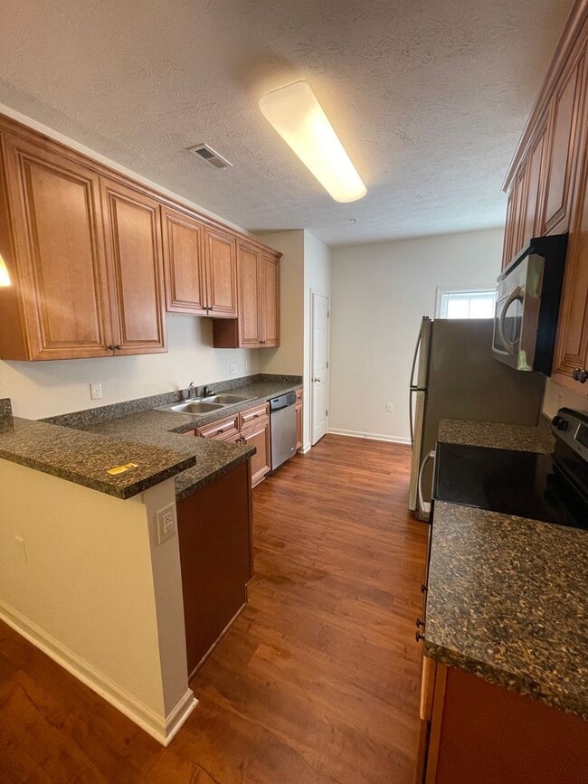 Building Photo - Two Master Suite Apartment Townhouse
