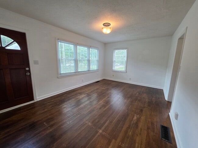 Building Photo - 540 Church Rd SE