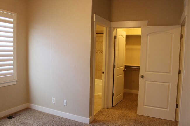Building Photo - Modern Chic 2 Bedroom Condo