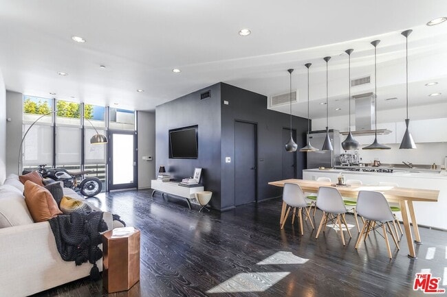 Building Photo - 825 Kings Rd