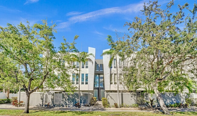 Building Photo - 703 SE 16th Ct